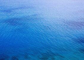 mar com pequeno ondulações foto