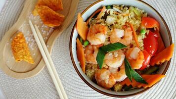 fresco frutos do mar receita. camarão cutucar tigela com fresco camarão, Castanho arroz, em conserva doce cebola, rabanete, soja feijões edamame repartido com Preto e branco sésamo. Comida conceito cutucar tigela foto