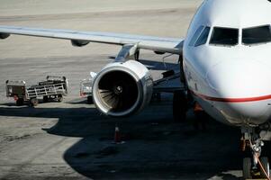 avião pronto para Carregando pessoas e Bagagem foto