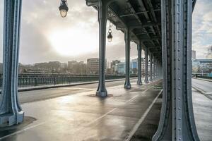 ponte dentro Paris França nome pont de bir hakeim foto