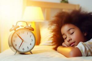 africano americano menina dorme dentro dela cama cedo dentro a manhã, a alarme relógio mostra a Tempo para despertar acima. ai generativo foto