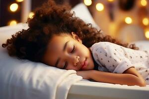 africano americano bebê menina dormindo dentro cama dentro uma Sombrio crianças quarto aceso de guirlandas. ai generativo foto