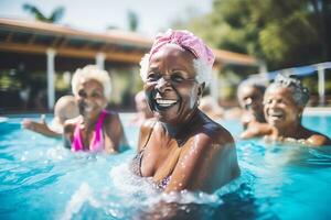 idosos mulheres Faz água aeróbica dentro a ao ar livre piscina. dentro foco feliz idosos africano americano mulher. ai generativo foto