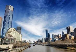 horizonte moderno à beira-rio da cidade de melbourne central na austrália foto