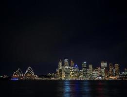 sydney harbour cbd opera house skyline marcos famosos na austrália à noite foto