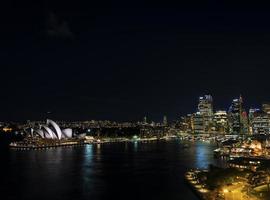 sydney harbour cbd opera house skyline marcos famosos na austrália à noite foto