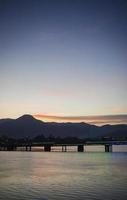 vista da ponte histórica na cidade de Kampot, no Camboja, ao pôr do sol foto