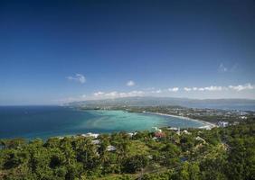 vista da costa tropical da ilha de Boracay em direção à praia de Bolabog nas Filipinas foto