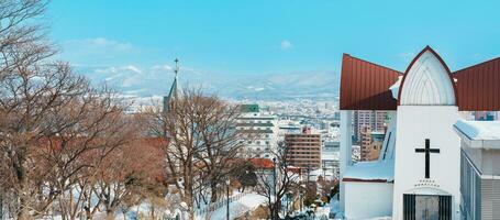 episcopal Igreja com neve dentro inverno temporada, fundado de a Inglês sacerdote quem visitou hakodate dentro 1874. ponto de referência e popular para atrações dentro Hokkaido, Japão. viagem e período de férias conceito foto