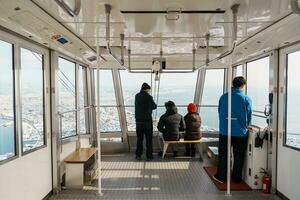 lindo panorama e paisagem urbana a partir de hakodate montanha teleférico com neve dentro inverno temporada. ponto de referência e popular para atrações dentro Hokkaido, japão.travel e período de férias foto