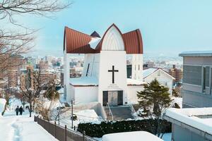 episcopal Igreja com neve dentro inverno temporada, fundado de a Inglês sacerdote quem visitou hakodate dentro 1874. ponto de referência e popular para atrações dentro Hokkaido, Japão. viagem e período de férias conceito foto