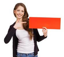 mulher bonita segurando um cartaz vermelho foto
