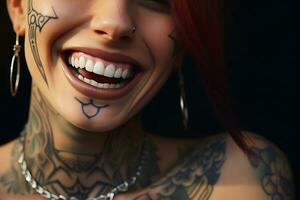 ai generativo. saudável dentes e lindo Largo sorrir do uma jovem mulher com tatuagens em dela face e corpo foto