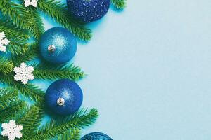 composição de natal feita de abeto, bolas e decorações diferentes em fundo colorido. vista superior do conceito de advento de ano novo com espaço vazio para seu projeto foto