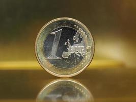 Moeda de 1 euro, união europeia sobre fundo dourado foto