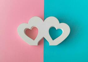 coração madeira quadro, Armação em pastel Rosa e azul fundo. criativo amor mínimo conceito. plano deitar Projeto. foto