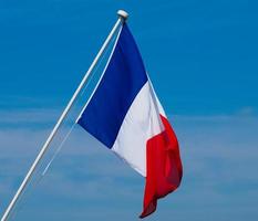 bandeira francesa da frança sobre o céu azul foto