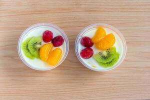 pudim de leite frutado, sobremesa de pudim de chocolate doce com cobertura de frutas foto