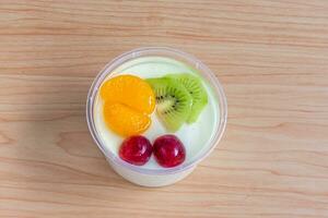 pudim de leite frutado, sobremesa de pudim de chocolate doce com cobertura de frutas foto