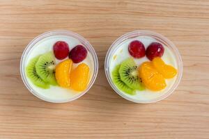 pudim de leite frutado, sobremesa de pudim de chocolate doce com cobertura de frutas foto