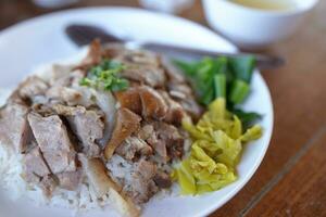 tailandês comida, carne de porco perna arroz foto