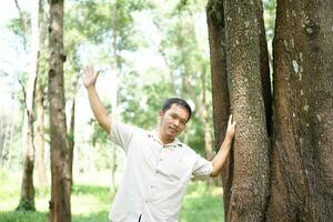 mundo salvando conceito masculino turista feliz dentro natureza foto