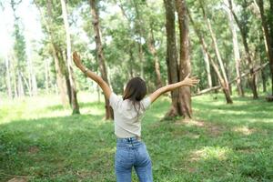 mundo salvando conceito feliz fêmea turista no meio floresta foto