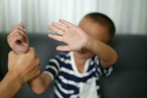 Pare abusando violência, crianças violência e abusado conceito foto