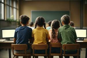 grupo do crianças sentado dentro sala de aula, costas visualizar. elementar escola Educação, ai generativo foto