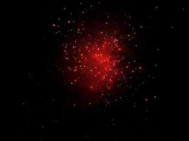 fogos de artifício vermelhos sobre céu negro foto