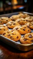 delicioso chocolate lasca biscoitos fresco a partir de a forno em uma bandeja foto