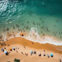 aéreo tiro do uma lotado de praia com nadadores desfrutando a ondas foto