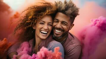 Diversão e brincalhão casal posando com colorida fumaça bombas foto