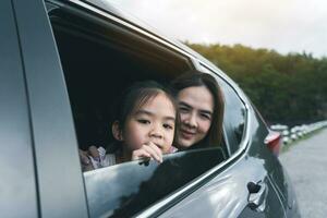 verão período de férias feliz mãe e filha tendo Diversão. a conceito do família em período de férias e viagem. foto