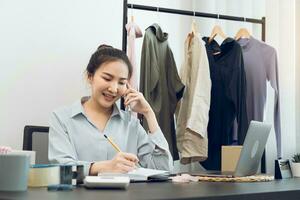 empresário asiático está falando com clientes por telefone sobre sua coleta. foto