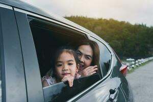 verão período de férias feliz mãe e filha tendo Diversão. a conceito do família em período de férias e viagem. foto