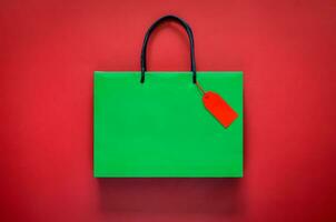 verde compras papel saco com vermelho em branco preço tag em vermelho fundo para Preto Sexta-feira compras venda conceito. foto