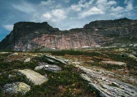 místico impressionante silhueta do a dormindo Sayan montanha faixa. natural parque Ergaki, Rússia. único místico montanha lugar. foto