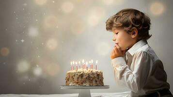 pequeno Garoto e aniversário bolo com velas foto