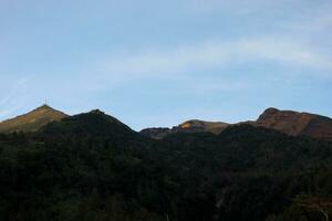 Visão do a picos do de várias montanhas às nascer do sol dentro a manhã foto