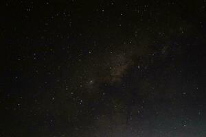 uma deslumbrante noite céu apresentando a leitoso caminho galáxia foto