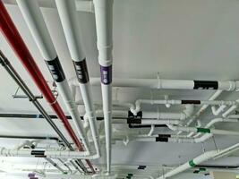tubos debaixo a construção para drenagem sistemas e elétrico tubos. foto
