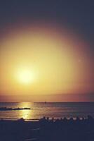 pitoresco oceano panorama com a configuração Sol dentro uma tropical país durante verão feriados foto