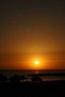 pitoresco oceano panorama com a configuração Sol dentro uma tropical país durante verão feriados foto