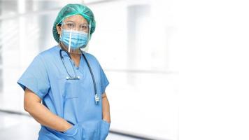 médico asiático vestindo traje de proteção contra o coronavírus covid-19 foto