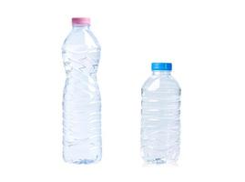 garrafa de água de plástico isolada no fundo branco. foto