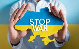 Pare guerra dentro Ucrânia poster com bandeira. Apoio, suporte e proteção ucraniano. ai generativo. foto