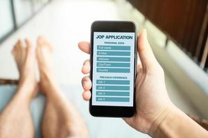aplicativo de trabalho online com celular. recrutamento, procura de emprego online. foto