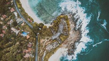 fotografia aérea de casas e edifícios perto de corpo d'água foto