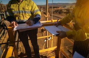 trabalhadores mineiros estão assinando aprovações de alto risco trabalhando em altura